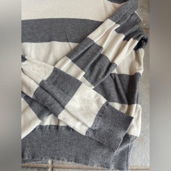 forever 21 crewneck sweater - Picture 2 of 4